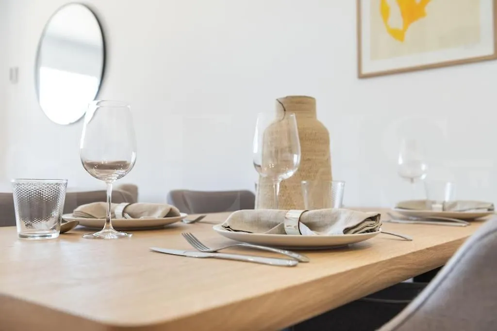 22Nd Floor Modern Urban Sky Apartment With Parking & Gym By Rems Malaga