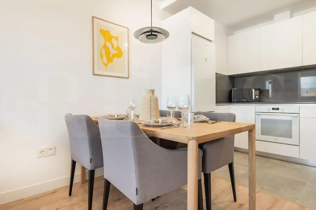 22Nd Floor Modern Urban Sky Apartment With Parking & Gym By Rems Malaga