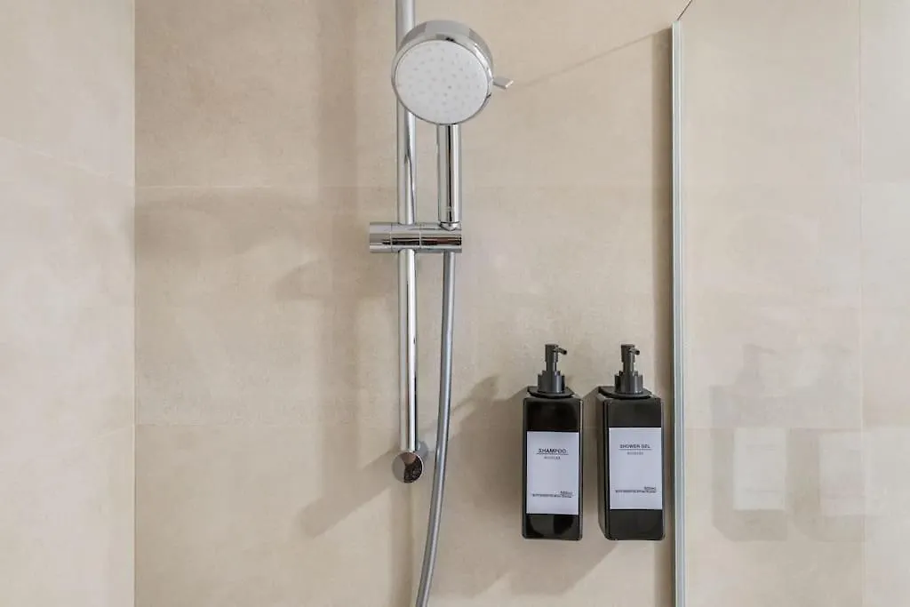 22Nd Floor Modern Urban Sky Apartment With Parking & Gym By Rems Malaga