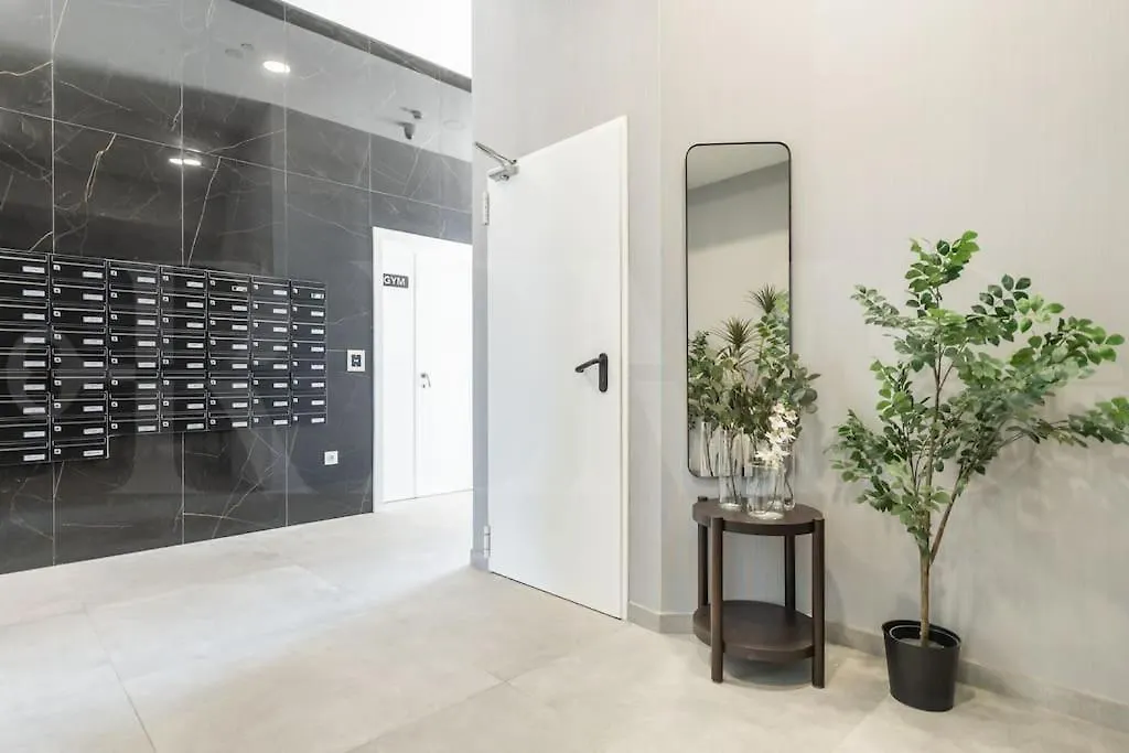 22Nd Floor Modern Urban Sky Apartment With Parking & Gym By Rems Malaga
