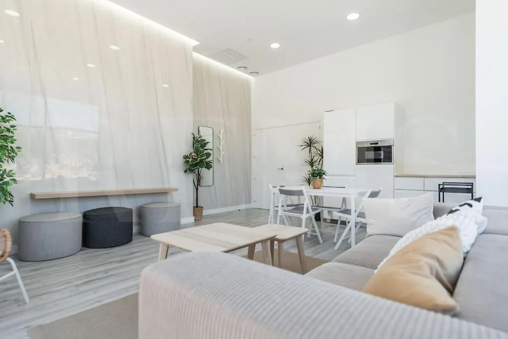 22Nd Floor Modern Urban Sky Apartment With Parking & Gym By Rems Malaga