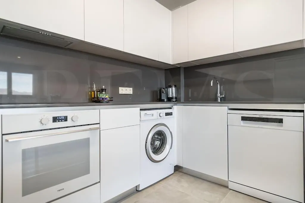 22Nd Floor Modern Urban Sky Apartment With Parking & Gym By Rems Malaga