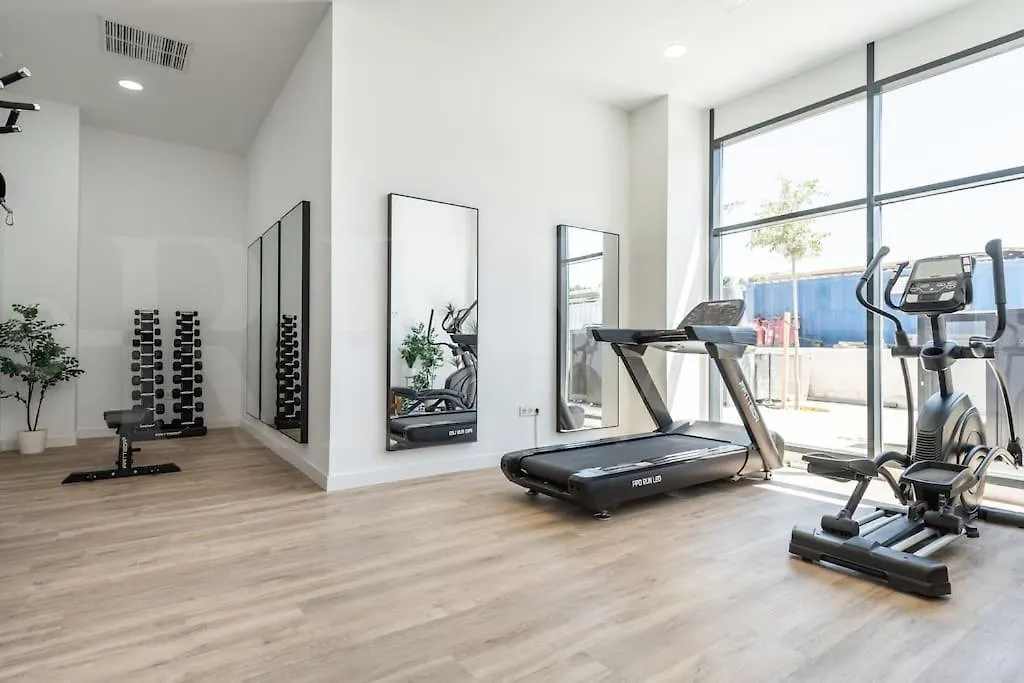 22Nd Floor Modern Urban Sky Apartment With Parking & Gym By Rems Malaga