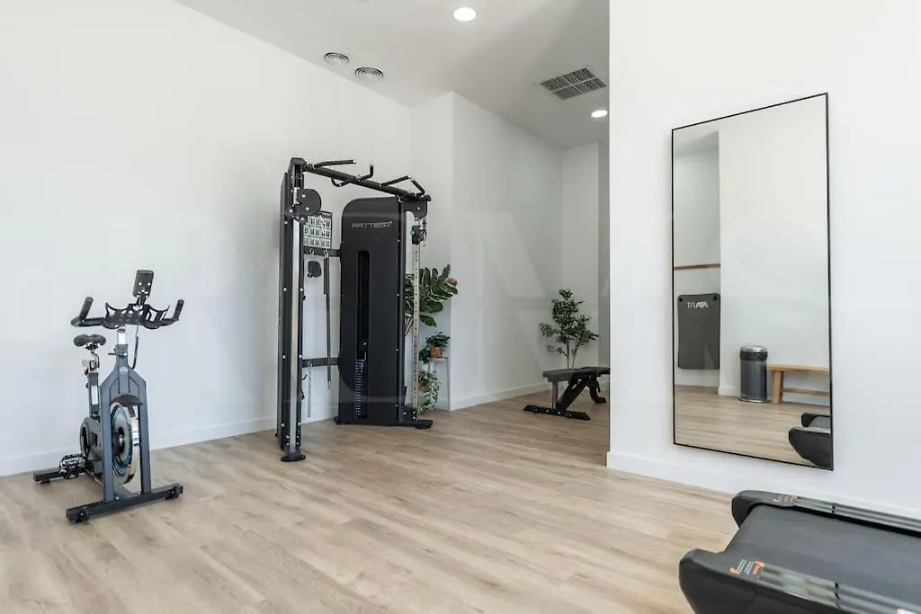 22Nd Floor Modern Urban Sky Apartment With Parking & Gym By Rems Malaga