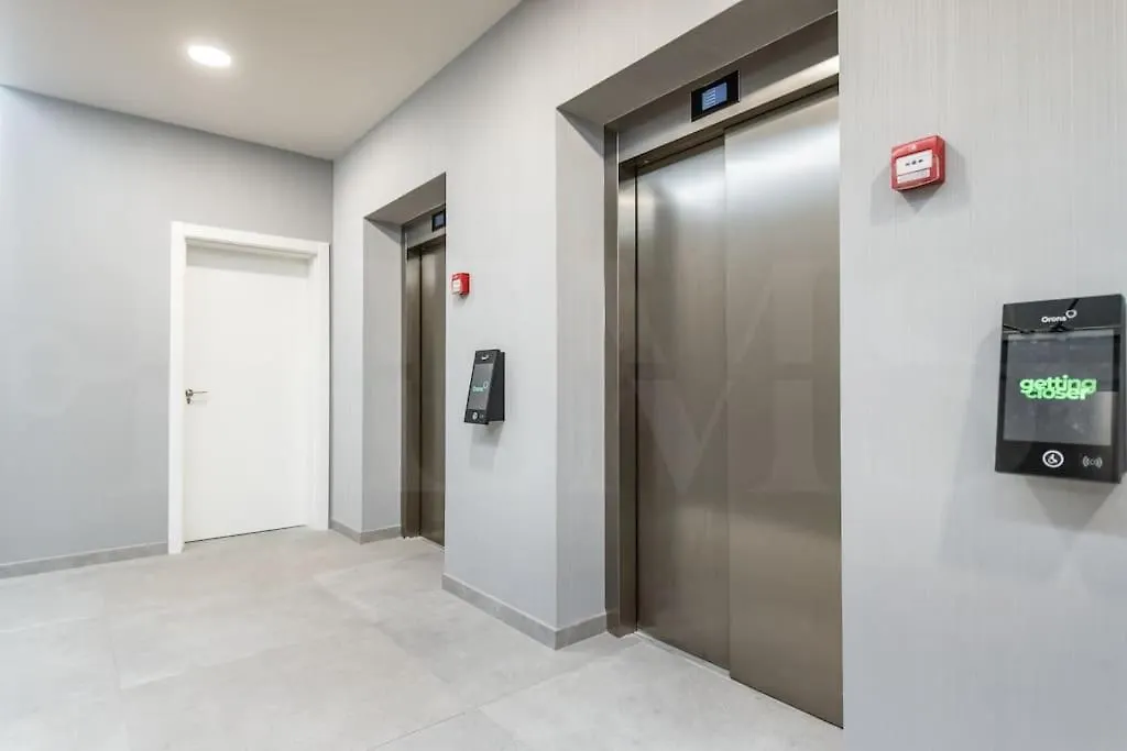 22Nd Floor Modern Urban Sky Apartment With Parking & Gym By Rems Malaga