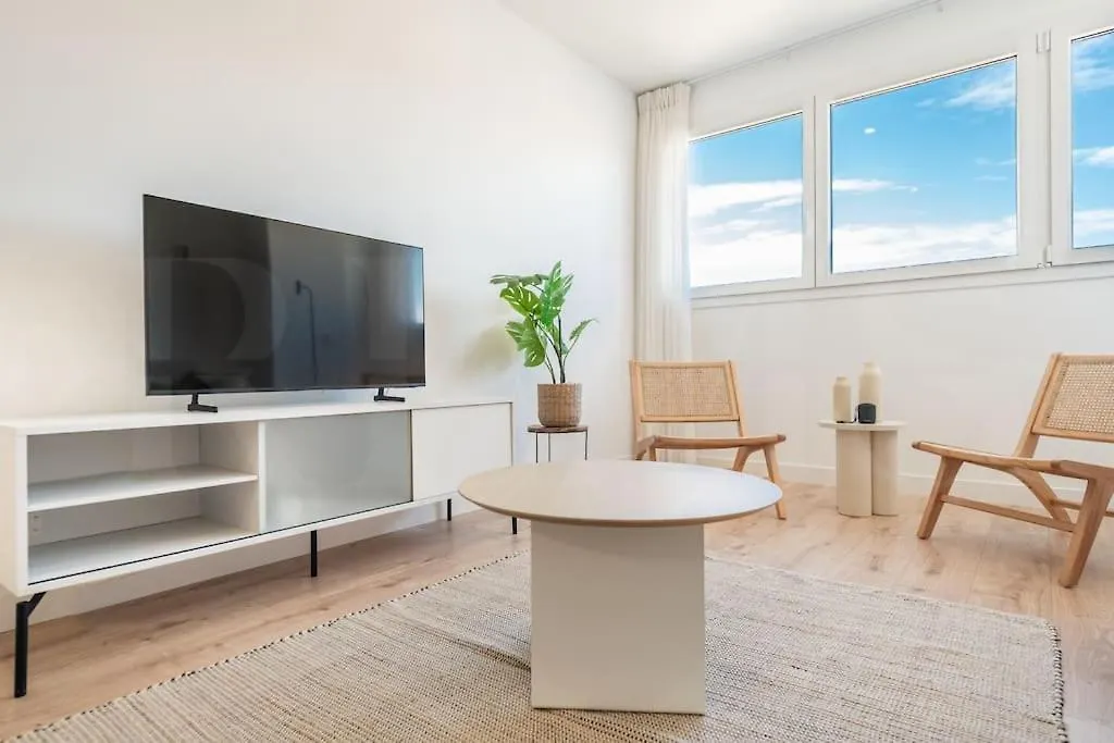 22Nd Floor Modern Urban Sky Apartment With Parking & Gym By Rems Malaga