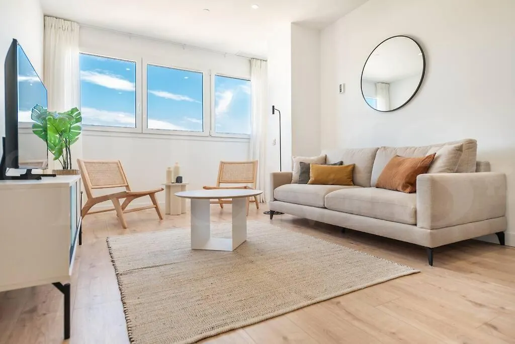 22Nd Floor Modern Urban Sky Apartment With Parking & Gym By Rems Malaga