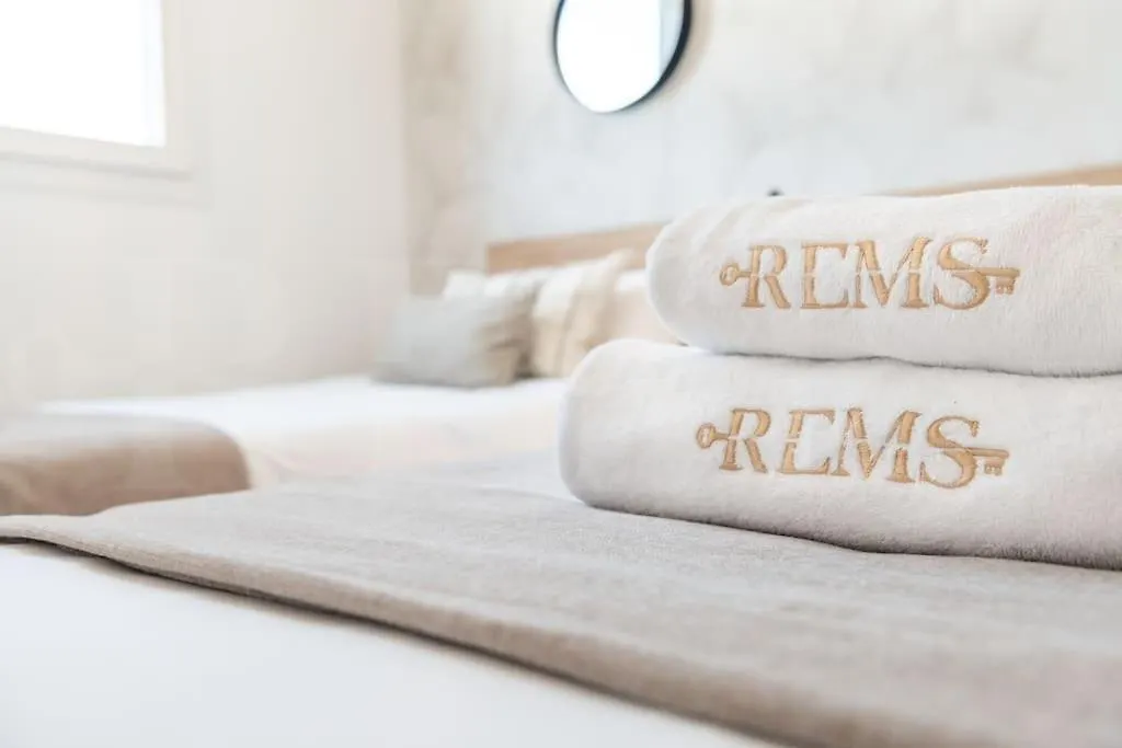 22Nd Floor Modern Urban Sky Apartment With Parking & Gym By Rems Malaga