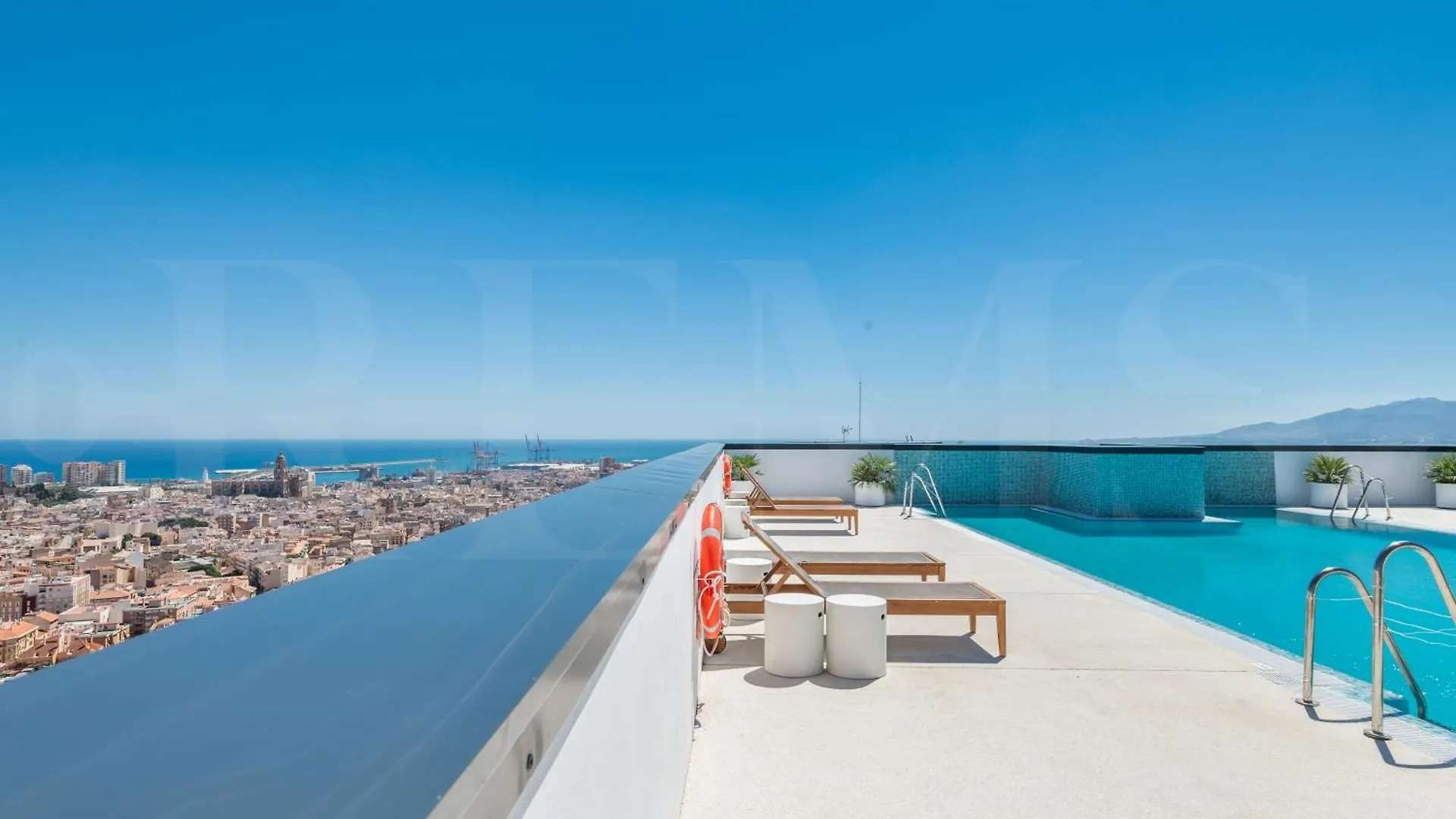 22Nd Floor Modern Urban Sky Apartment With Parking & Gym By Rems Malaga