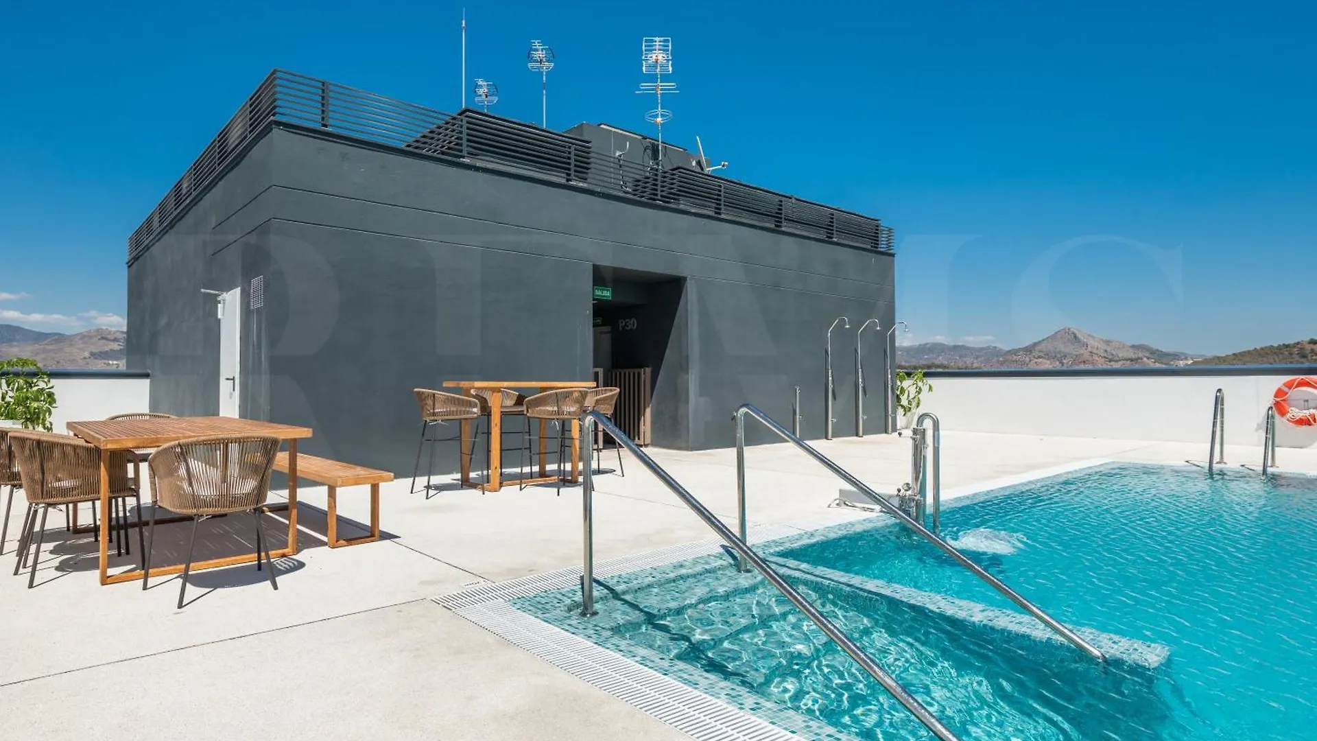 22Nd Floor Modern Urban Sky Apartment With Parking & Gym By Rems Málaga